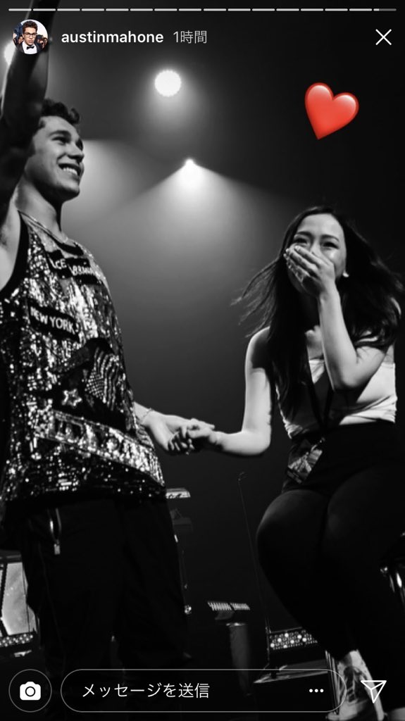 AustinMahoneJP's tweet photo. 皆さんご存知だと思いますが、オースティンは「U」という曲を披露する時、選ばれた女の子"U girl"をステージにあげてU girlに向けてパフォーマンスをするという演出をしています♡こんなに密着🙈💦見ているほうが恥ずかしくなります。さて、今夜のラッキーガールは....？
#AustinJP https://t.co/AsOWtKywgJ