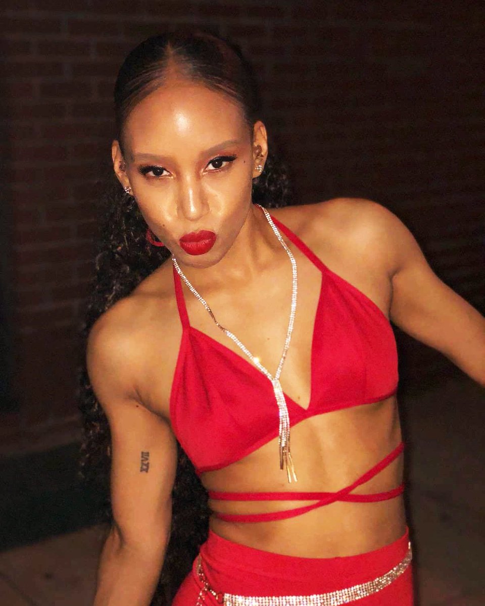 sayhey1vy's tweet photo. Posing for the Paparazi like... #BeautyandtheBeast #PoisonIvy #Femalerapper #hiphop #rapper #singer #songwriter #brooklyn #newyorkcity #femalemc #menageworks #singers #dancers #models #thefamilybusiness2018 https://t.co/30h3fR8OzK