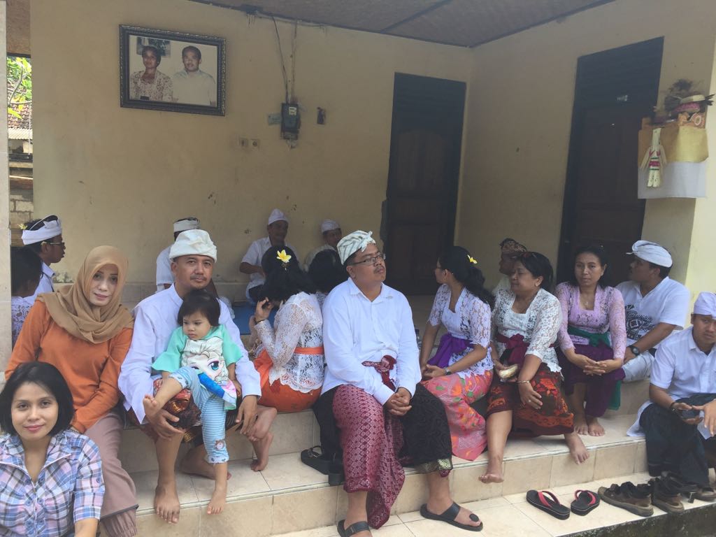 AdridForBali's tweet photo. Saat Galungan didesa Bongkasa, Abiansemal Badung Bali. Indahnya keberagaman, kelg besar ada yg Muslim, Hindu, Kristen dan Yehuwa.. kumpul membahas rencana kawinan salah satu anggota keluarga. #bali
#perindo https://t.co/rLveoxdGcZ