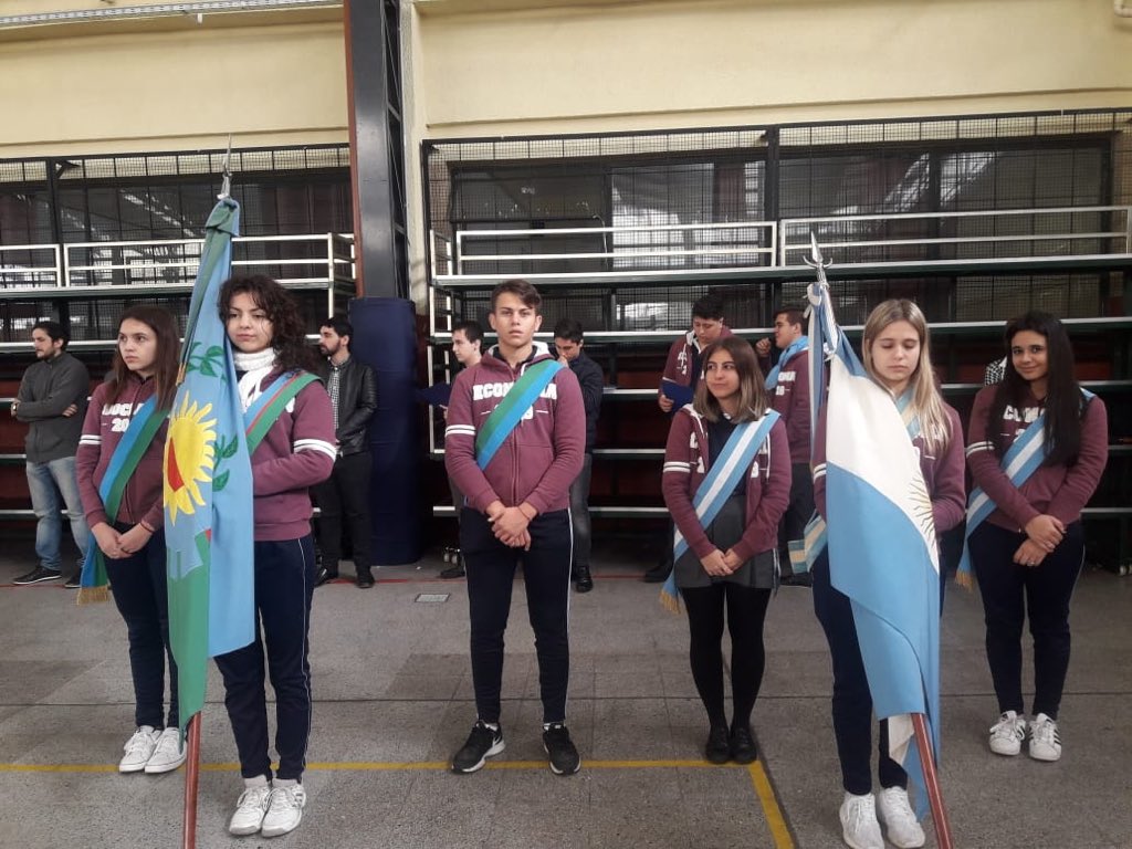 PioXIIAv's tweet photo. Compartimos con ustedes algunos momentos de nuestro Acto por el 25 de Mayo 🇦🇷🇦🇷Viva la Patria!!! Contamos con la colaboración de nuestros futuros egresados 2018 y como no podía faltar La banda de música del Instituto Pío XII 🎶👏🏻que bien suenan 👏🏻👏🏻 https://t.co/B7c38W0atx