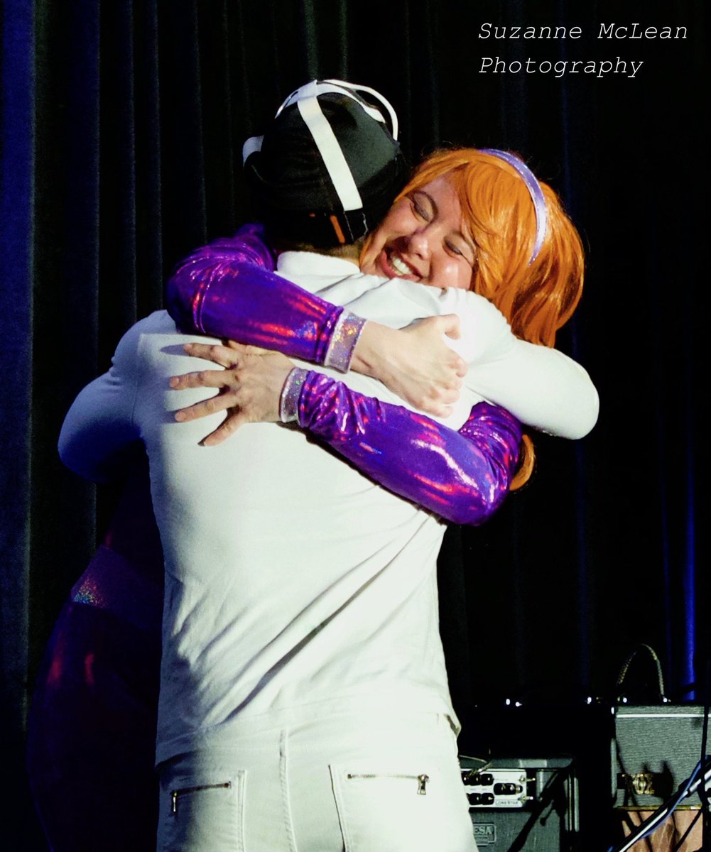 tigercub1961's tweet photo. .@squeevening hugs!! #spnmon #karaoke #besthugs https://t.co/rRy1aQ9Plx