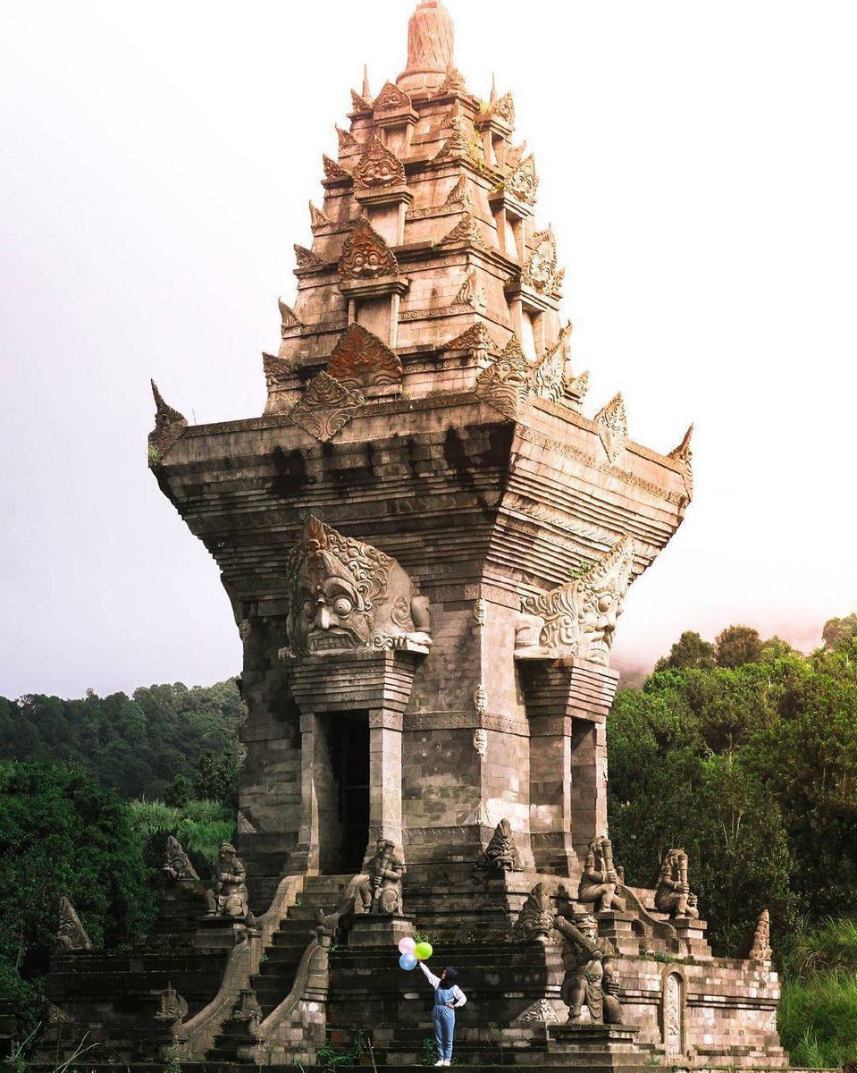 beautinesia's tweet photo. Enjoy the architectural beauty of Jawar Ombo Temple in Malang, East Java, Indonesia.
Photo by: IG @tiikaatikoo https://t.co/6izhXGDRjY
