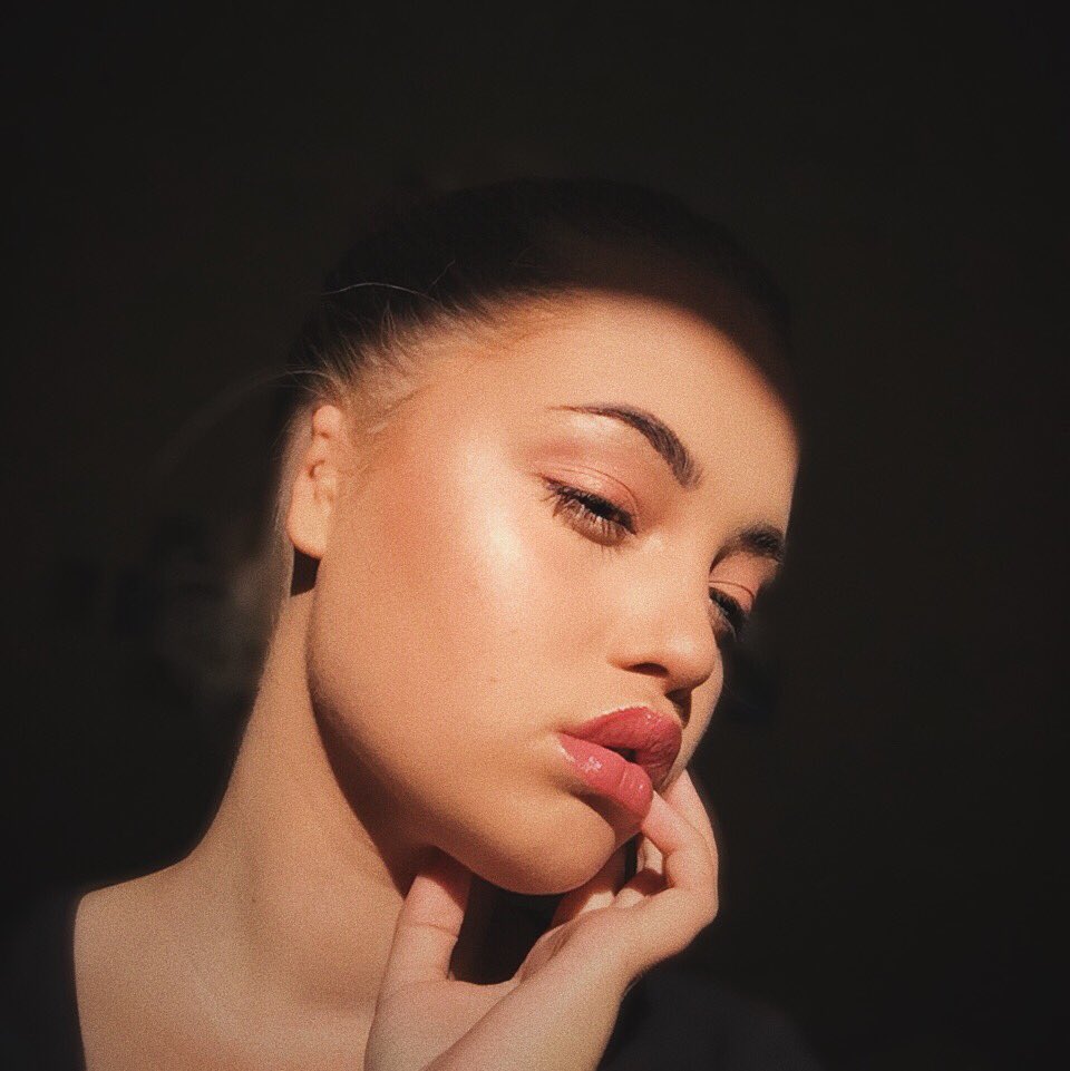 MakeUpByZebony's tweet photo. @bhcosmetics Gurl drop a galaxy collection highlight pallet! I am ALWAYS using Saturn from #galaxychic as glow 😍✨ https://t.co/Ga2MRI96w4