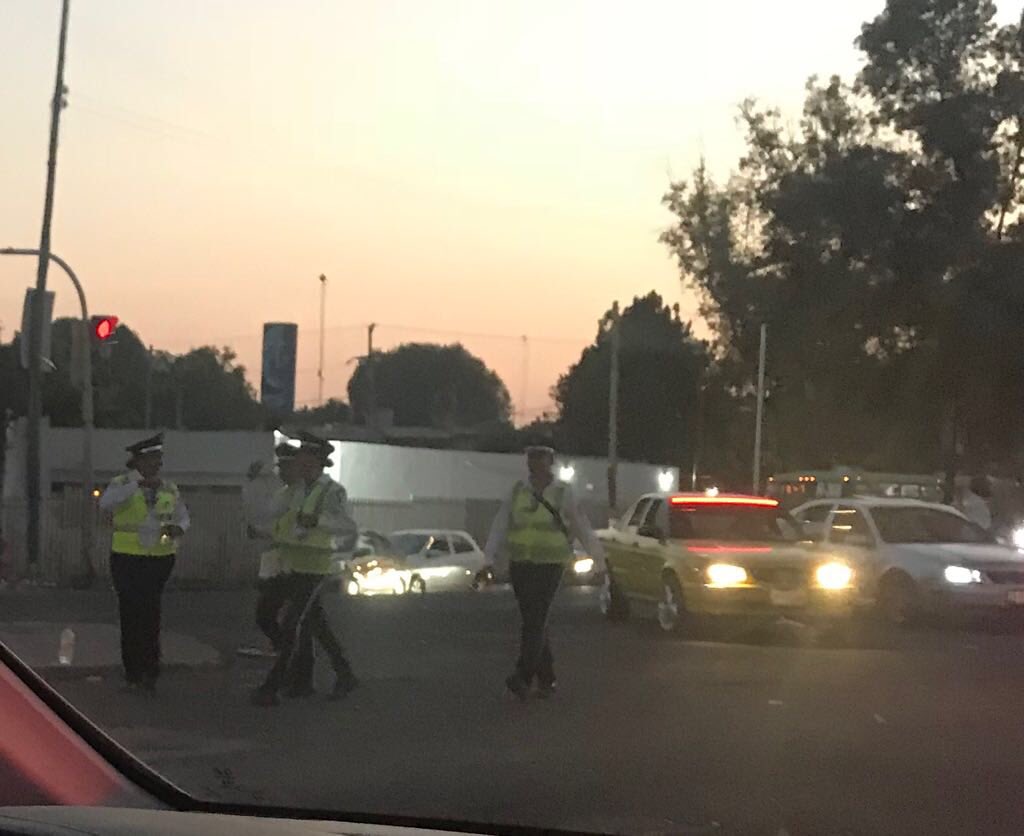 _verdadazos's tweet photo. 30 minutos, 4 policías viales (cotorreando), 1 embotellamiento de tránsito, decenas de conductores desesperados. Alguien podría atender la vialidad en periférico y Juan Gil Preciado?? @VialidadJaII @ServandoSE @MovilidadJal @NotisistemaVIAL @DK_GOOS @muralcom https://t.co/srJWpUorDI
