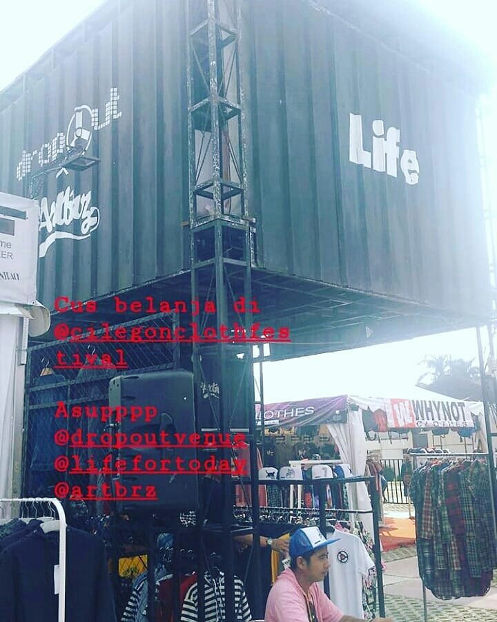 DropOut_Venue's tweet photo. Ada booth kita di Cilegon Clothing Festival 2018,  Alun-alun Kota Cilegon.
Ditunggu jajan2nya... #dropoutvenue
#artbrz
#lifefortoday
#infocilegon
#cilegonclothfest  - #regrann https://t.co/61Y3wAN3ZC