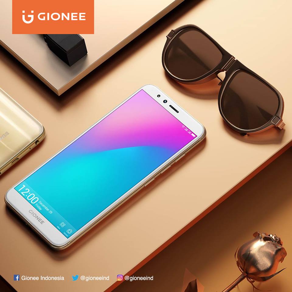 GioneeInd's tweet photo. #GioneeS11Lite hadir dengan inovasi desain yang tidak hanya elegan namun juga mudah untuk digenggam yaitu superior design four-sided curved 3D Glossy. Smartphone ini juga tersedia dalam dua pilihan warna stylish yang dapat Anda pilih, yaitu Gold &amp; Black.
#Gioneemobilesindonesia https://t.co/5xaUU9M1DZ