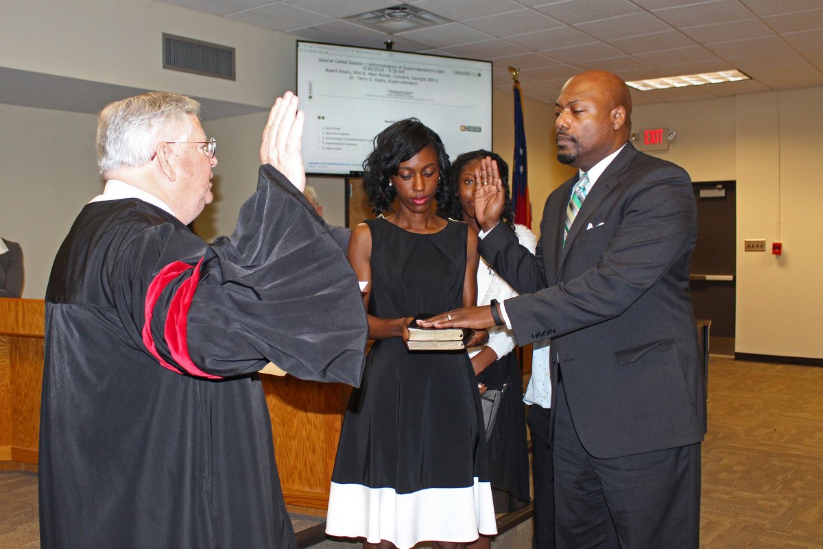 RockdaleSchools's tweet photo. RCPS welcomes new Superintendent Dr. Terry Oatts, who was sworn in today! https://t.co/prEKqhQDnq
More photos at https://t.co/DQh7z05AF2 https://t.co/3WE1ma98Kt