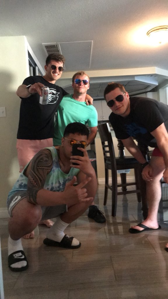 TUILAEPA6's tweet photo. Wishing I was still in Vegas, poolside with the mates. Can’t wait for next year! #VivaLasVeg(ass) https://t.co/OxjE8ypfx7