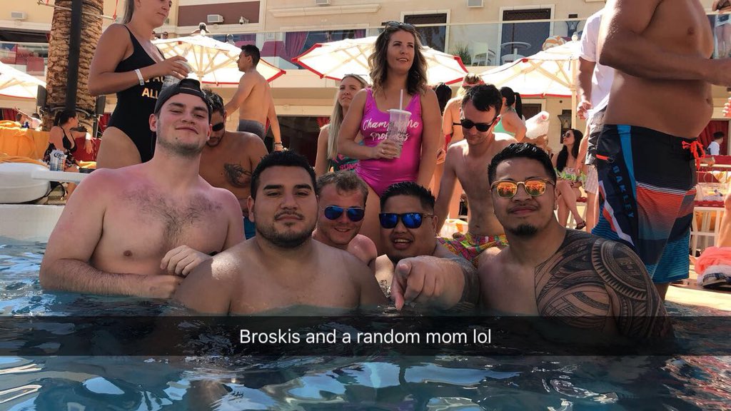 TUILAEPA6's tweet photo. Wishing I was still in Vegas, poolside with the mates. Can’t wait for next year! #VivaLasVeg(ass) https://t.co/OxjE8ypfx7