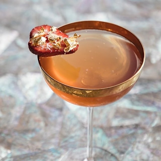 SeductionMeals's tweet photo. @GuestofaGuest  NYC's famed Rainbow Room launched a champagne pop-up "Bubble Bar" to do away with the notion that champagne is only for special occasions. Instead, you should have a glass to celebrate the fact that you got through a Monday.  #Champagne #DailyRituals https://t.co/bcEzci8R4s