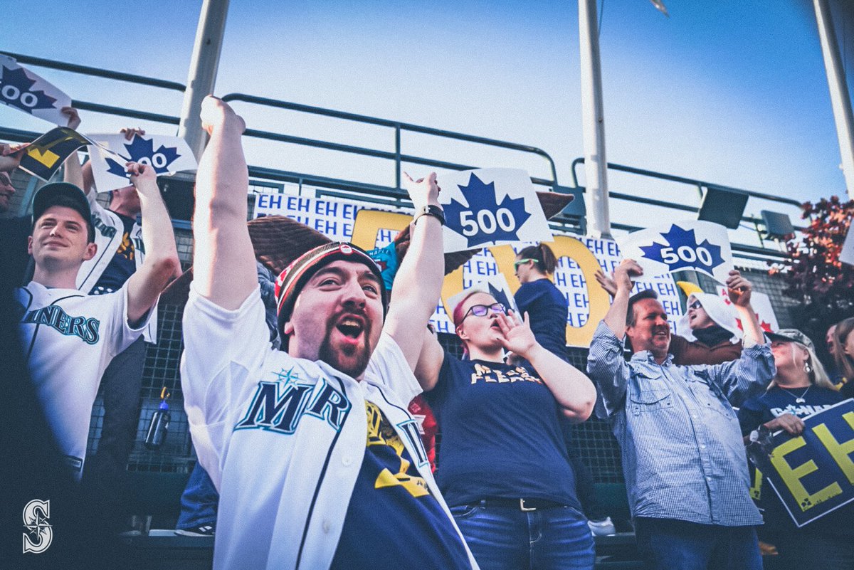 Mariners's tweet photo. @James_Paxton Of *course* @BigMapleGrove was ready for the occasion.
#EhEhEhEhEh https://t.co/NV71z4WRoZ