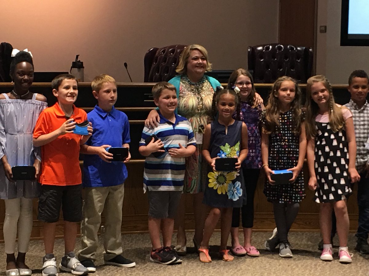 JCTElementary's tweet photo. JCT GATES kiddos took the Board Trustees on a tour through Lance Thompson Elementary opening in 2019. Virtual reality and real life meet @NorthwestISD @ConradMarcie @joshw85 #JCTChallengeAccepted #ThompsonandThompson https://t.co/DZaqlzCGP3