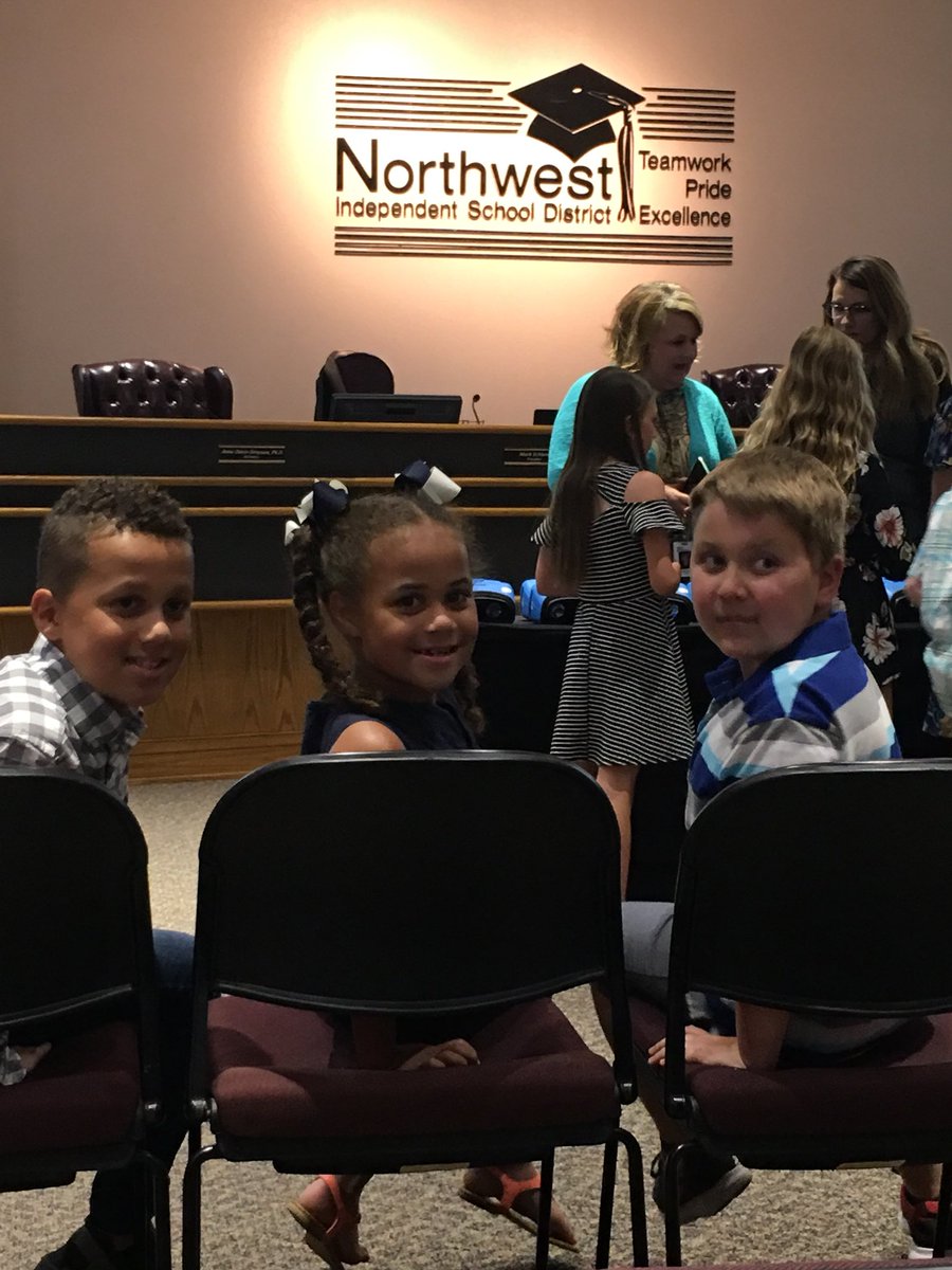 JCTElementary's tweet photo. JCT GATES kiddos took the Board Trustees on a tour through Lance Thompson Elementary opening in 2019. Virtual reality and real life meet @NorthwestISD @ConradMarcie @joshw85 #JCTChallengeAccepted #ThompsonandThompson https://t.co/DZaqlzCGP3