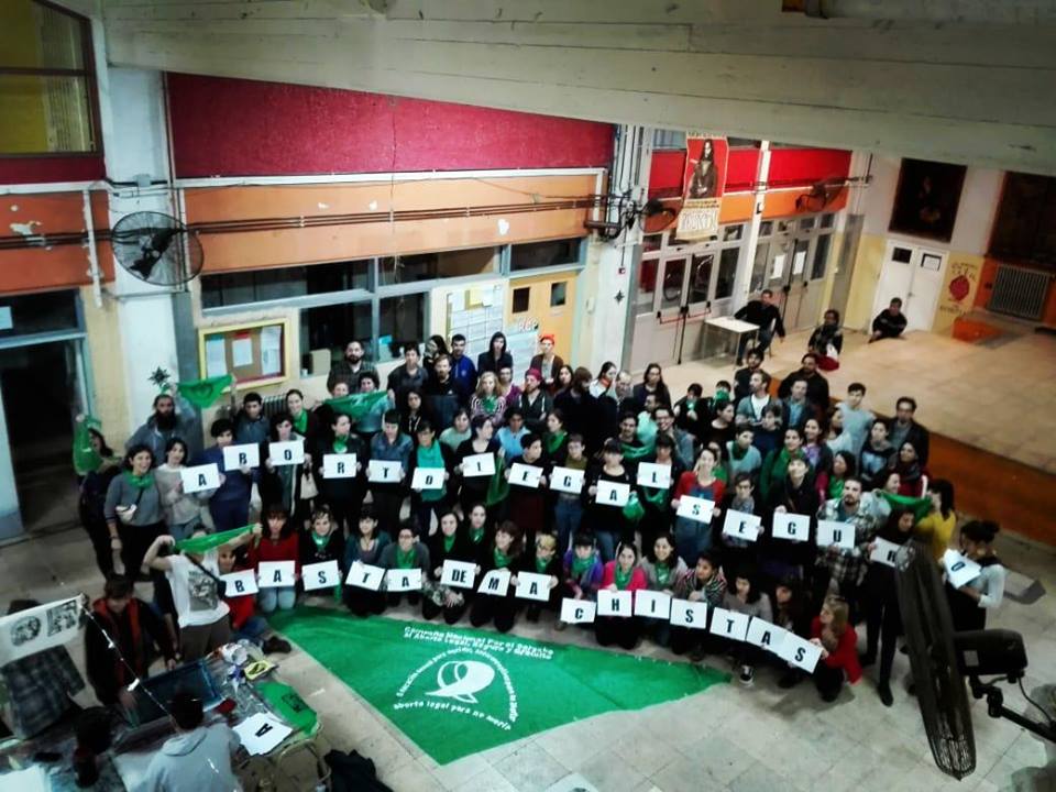 STOPUNICABA_MB's tweet photo. Pañuelazo convocado por la Comisión de Genero del CEIMB!💚
Educacion sexual para decidir, anticonceptivos para no abortar,aborto LEGAL, SEGURO Y GRATUITO para no MORIR.
| TRES TURNOS |

#AbortoLegalYa 
#AbortoLegal 
#panueloverde 
#panuelazo https://t.co/MywX02uRsG