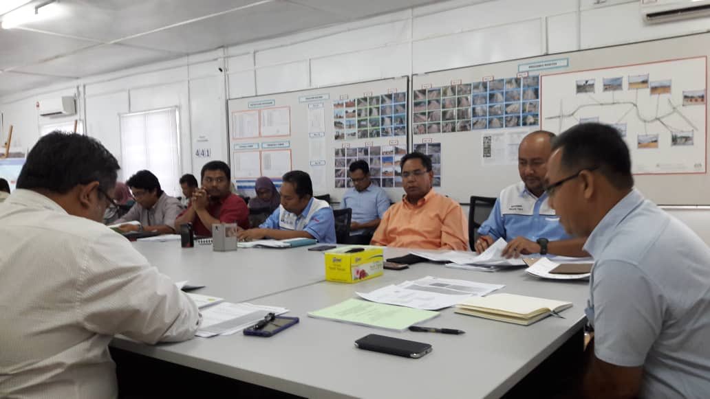 Mesyuarat Tapak Bil. 21 bagi Projek Jambatan Baru Tanjung Lumpur yang dipengerusikan oleh Pengurus Besar Kanan Pembinaan telah diadakan di Pejabat Tapak. Semoga pelaksanaan kerja di tapak berjalan dengan lancar sepertimana jadual perancangan.<a href="/HasmiJkr/">Hasmi Ahmad</a> <a href="/ShahrimanJKR/">Shahriman Daud</a> <a href="/Zulakmal8/">zulakmal</a>