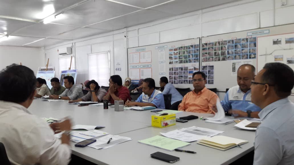 UPKZonTimur2's tweet photo. Mesyuarat Tapak Bil. 21 bagi Projek Jambatan Baru Tanjung Lumpur yang dipengerusikan oleh Pengurus Besar Kanan Pembinaan telah diadakan di Pejabat Tapak. Semoga pelaksanaan kerja di tapak berjalan dengan lancar sepertimana jadual perancangan.@HasmiJkr @ShahrimanJKR @Zulakmal8 https://t.co/KGb3xAqUGb