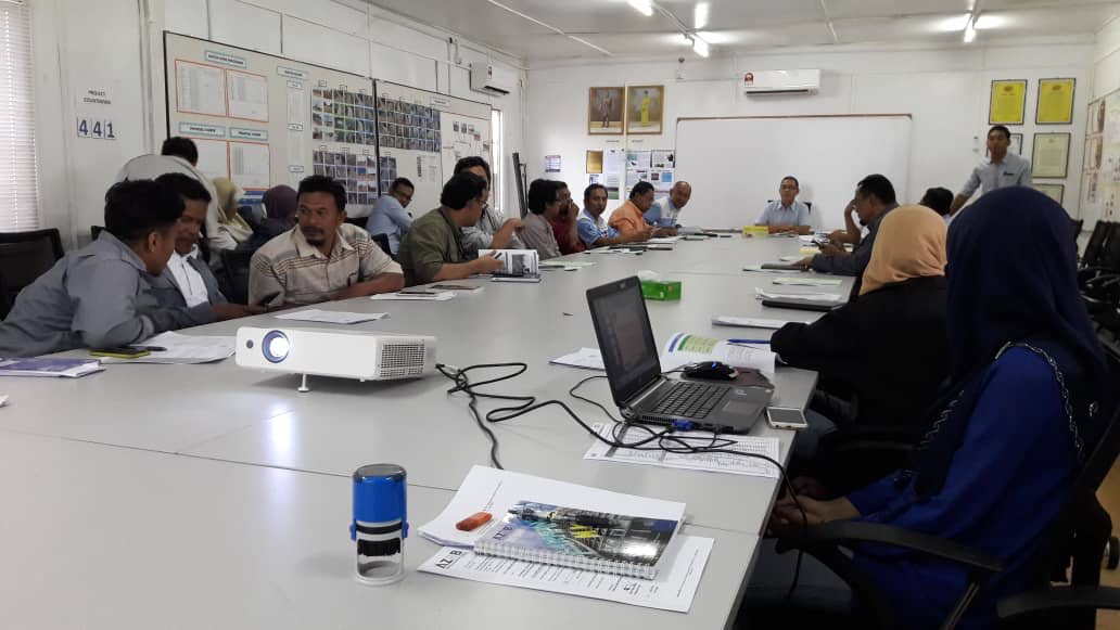 UPKZonTimur2's tweet photo. Mesyuarat Tapak Bil. 21 bagi Projek Jambatan Baru Tanjung Lumpur yang dipengerusikan oleh Pengurus Besar Kanan Pembinaan telah diadakan di Pejabat Tapak. Semoga pelaksanaan kerja di tapak berjalan dengan lancar sepertimana jadual perancangan.@HasmiJkr @ShahrimanJKR @Zulakmal8 https://t.co/KGb3xAqUGb