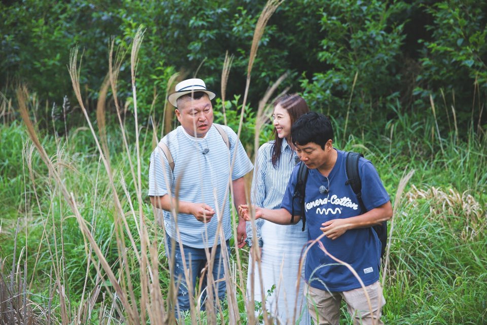 힐링 웃음 선사할 
NEW 섬총사 멤버 사진 첫 공개!
.
#신선_풋풋한_이조합
#섬총사2의_섬살이가_궁금하다면?
#D-25
.
#강호동 #이수근 #이연희 #섬총사 #컴백 #시즌2 #뚝딱뚝딱섬스테이 #본방사수 #섬ing soon #힐링섬스테이 #Olive #tvN #6월25일 #밤11시 #첫방송!