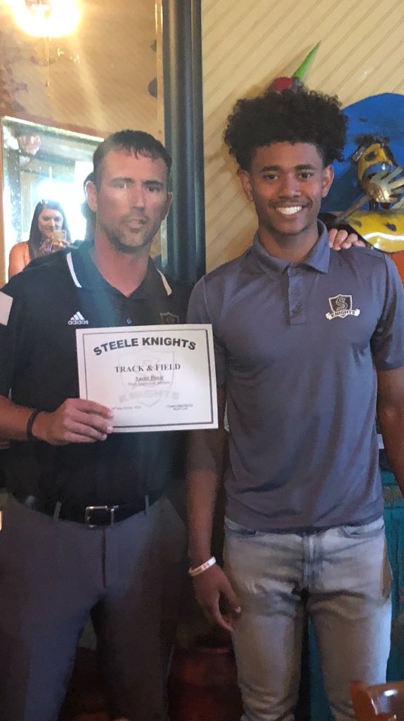 SK_Track_Field's tweet photo. Most Improved Athlete, @XavierKeawe #FLYWI https://t.co/WrhI5Lrxqc