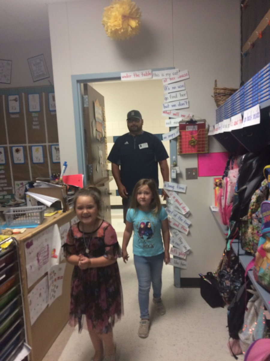 FloydElementary's tweet photo. 1st grade enjoyed DONUTS WITH DAD today! @FloydElementary @gabulosa #FloydES #falcons4life #makemaymarvelous https://t.co/6O8y1Ykyf1
