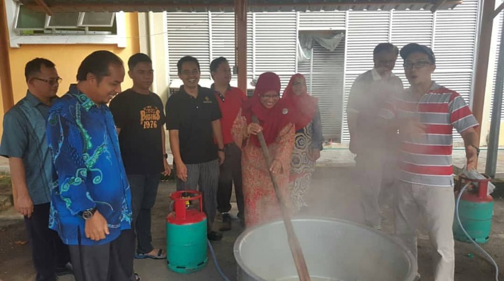 eventasticcrew's tweet photo. [#Live] BUBUR LAMBUK PMM 2018 SEMPENA IHYA RAMADAN 1439H

Politeknik Merlimau melalui inisiatif yang dilaksanakan oleh Pusat Islam An-Nur telah mengadakan persiapan bagi memasak bubur lambuk PMM 2018 bertempat di perkarangan parkir Pusat Islam. https://t.co/mkRE7qP7s9