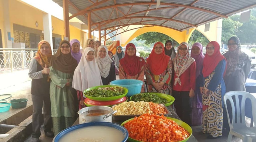 eventasticcrew's tweet photo. [#Live] BUBUR LAMBUK PMM 2018 SEMPENA IHYA RAMADAN 1439H

Politeknik Merlimau melalui inisiatif yang dilaksanakan oleh Pusat Islam An-Nur telah mengadakan persiapan bagi memasak bubur lambuk PMM 2018 bertempat di perkarangan parkir Pusat Islam. https://t.co/mkRE7qP7s9