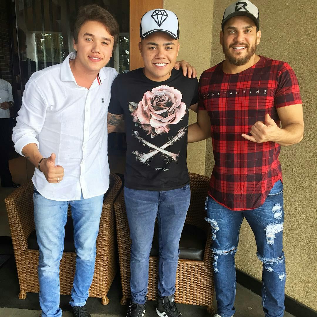 infelipearaujo's tweet photo. RT @hiagocantor Olha esse trio passando na sua timeline só pra desejar um bom feriado brasil 🔥🇧🇷🎤 @felipearaujo_fa @cauancec @cleberecauan #mizeravi #feriasdejulho #quase https://t.co/Lep52VVf9I
