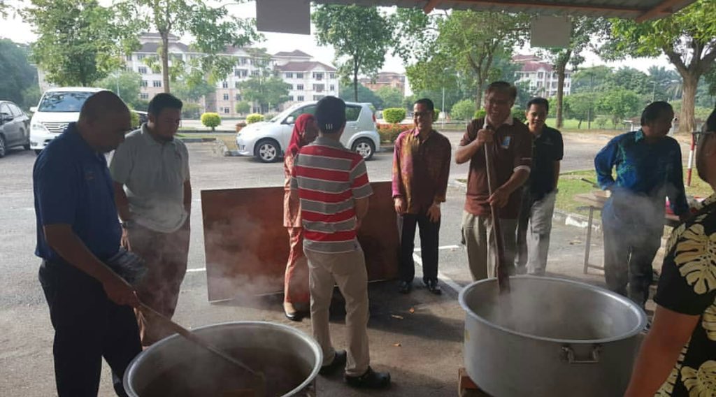 eventasticcrew's tweet photo. YBhg. Hjh. Rashidah binti Mustapa, Pengarah PMM telah turut bersama bagi memasak 2 periuk besar bubur lambuk.

Dijangkakan pada pukul 2 Petang nanti akan diadakan sesi pengagihan kepada semua warga PMM.

📷: @pmm_poliedu 

#PMM
#X4X
#MelakaBerwibawa
#EventasticKongsi https://t.co/An6QUG18Ml