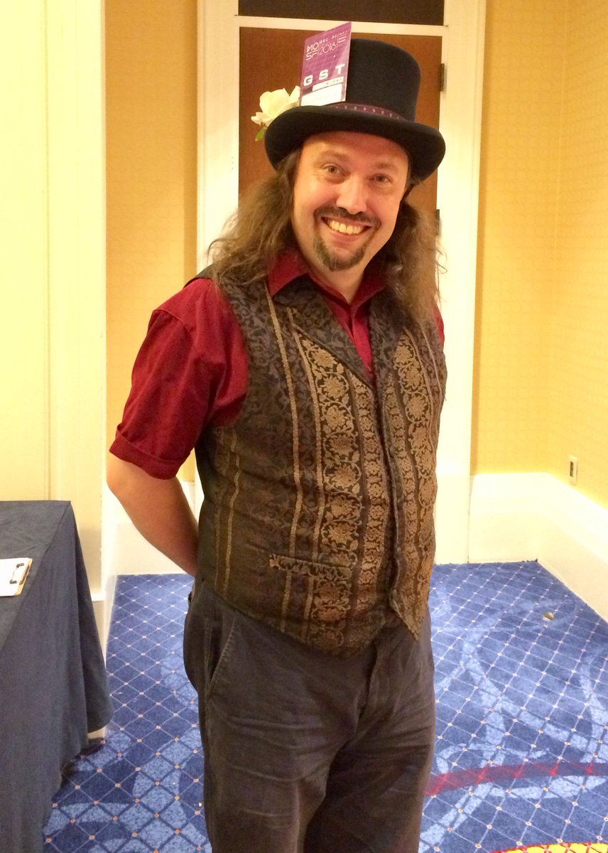 Lobby4You's tweet photo. That other time I walked by @pjf with his dapper outfit. @Museum_SciFi  #EscapeVelocity2018 #ev2018 @GaylordHotels @NationalHarbor #mosf #speaker #worldtraveler #panelist #spacedude https://t.co/JmggR63FVd