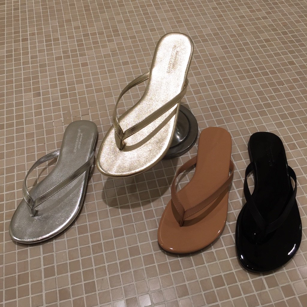 BY_KYOTO's tweet photo. 【 WOMENS】トングサンダル入荷しました☺︎ 華奢なストラップや細身のすっきりとしたソールが女性らしい軽やかなスタイルを演出します。是非店頭にてお試しくださいませ♬
¥3,800-(+tax)
#beautyandyouth https://t.co/aF8Ft3PhXk