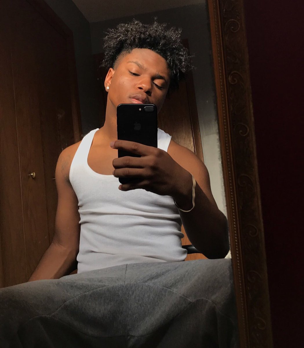 glo_likekevo's tweet photo. Thought I should join 🤷🏽♂️💧😂 #CleanSkinTwitter . https://t.co/0I9v2d0C82