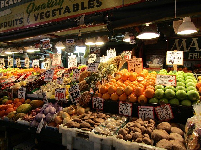 goldenagetravel's tweet photo. Had a great time at @pike_place in #Seattle. Here's a pic of some fruit and veggies. https://t.co/yYALbYdGFg Read more on my blog post. #pikeplacemarket #farmersmarket #seattle #fish #vendors #fruit #vegetables #bakery #flowers #shopping #marketfront #seattlefood #localfarmers https://t.co/HWyBe4knqc