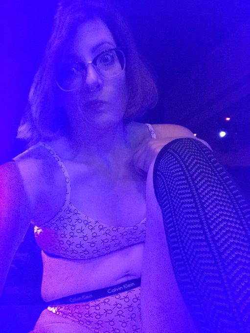 There&rsquo;s no one here. Should I... A) order another beer B) go home  C) keep making dumb face at my phone