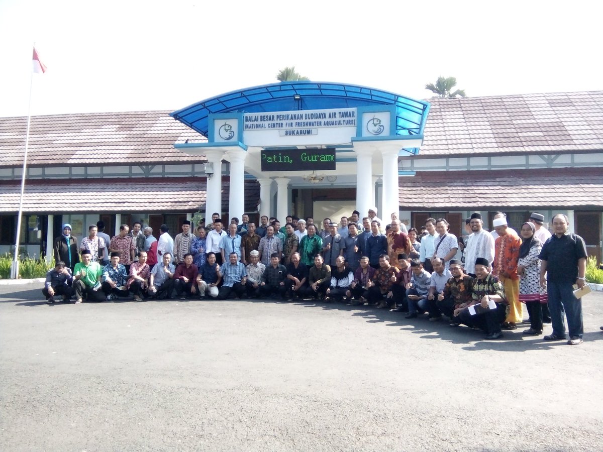 bbpbat_sukabumi's tweet photo. Dirjen Perikanan Budidaya bersama Peserta Bimtek Bantuan Budidaya Ikan Lele Bioflok dari 71 Pesantren di Pulau Jawa, Bali dan NTB @BudidayaKKP @kkpgoid @s_soebjakto @susipudjiastuti https://t.co/ZzuHGgeayc
