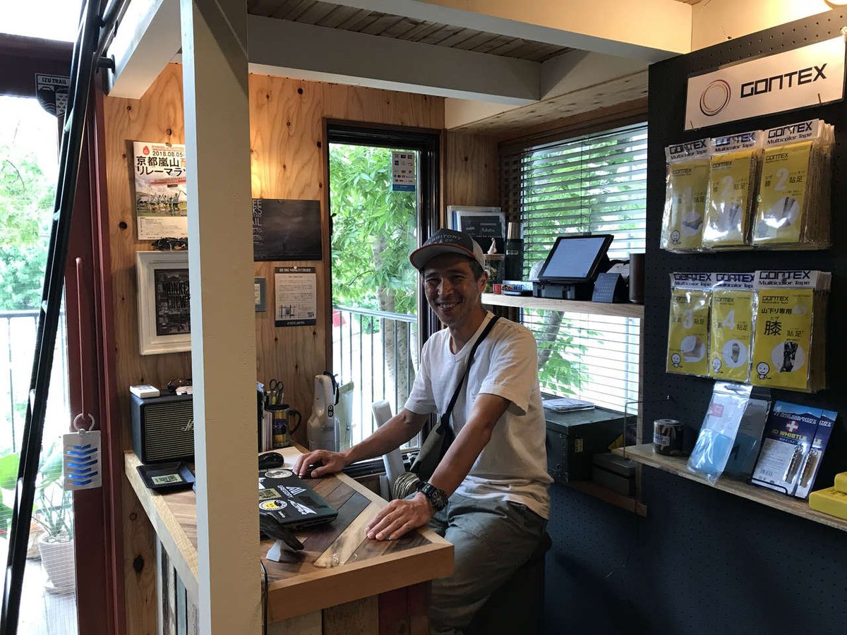 hashphotohankyu's tweet photo. 西京極にトレイルランニングのセレクトショップがオープン!
→https://t.co/A7Qd9DPoaW
おしゃれな店内はシューズにザック、補給食ほか小物いろいろ!特筆すべきはこのアパレルの棚、お宝の山♪
#西京極 #MONKEYCREW #トレラン #ショップ #シューズ #アパレル #トラッシュバッグ https://t.co/ilR4bQCbKg