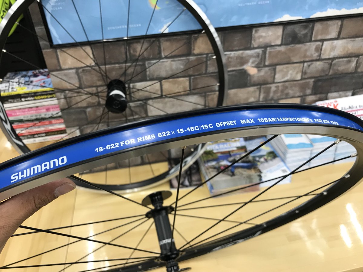 サイクルショップカンザキ千里店 Shimano Wh Rs100 エントリーグレードのホイールがモデルチェンジ ワイドリムになり さらにリヤはオフセットリムになりました 重量も少し軽くなり 価格も少し下がりました エントリーグレードにも25c