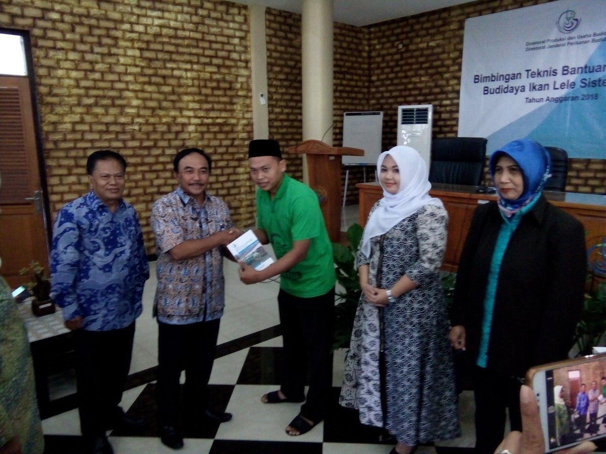 bbpbat_sukabumi's tweet photo. Dirjen Perikanan Budidaya bersama Peserta Bimtek Bantuan Budidaya Ikan Lele Bioflok dari 71 Pesantren di Pulau Jawa, Bali dan NTB @BudidayaKKP @kkpgoid @s_soebjakto @susipudjiastuti https://t.co/ZzuHGgeayc