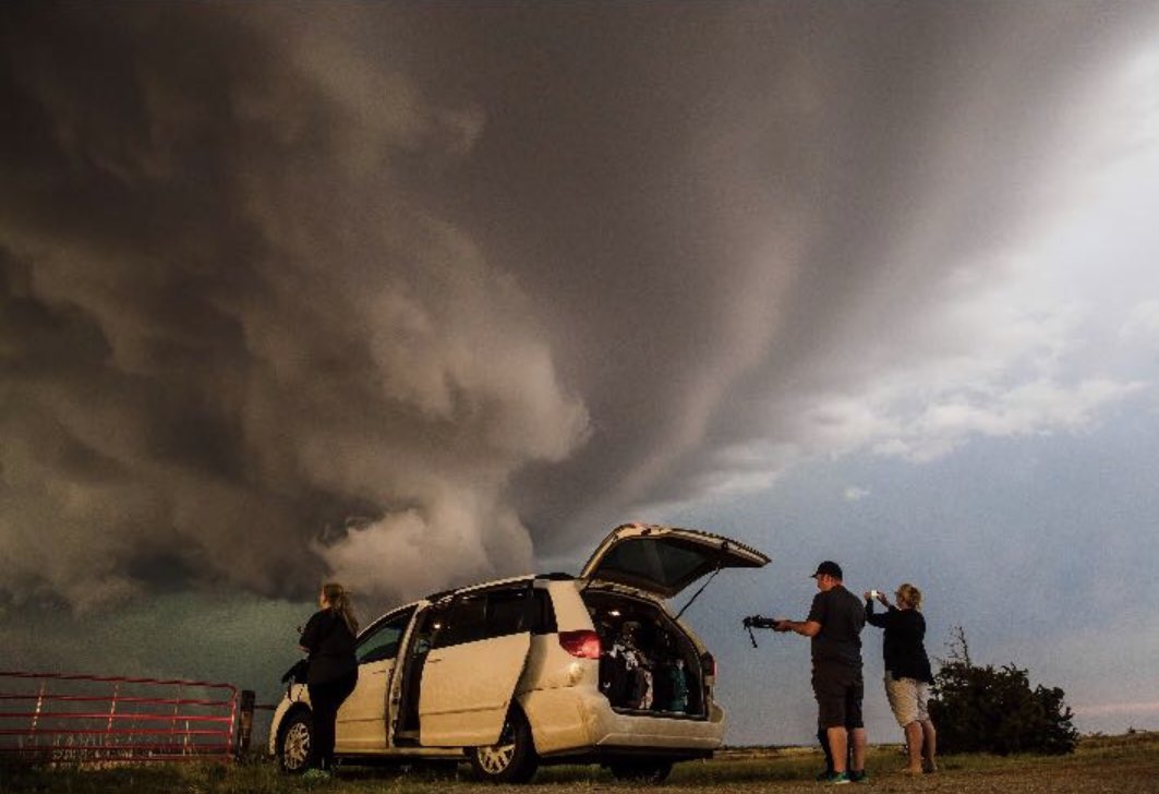 DaveLovesMovies's tweet photo. Dear barrister mate of mine is on holiday chasing tornadoes in #Texas. She just sent this through. #TornadoChaser #LifeOnEdge https://t.co/tbIbHVQP7K