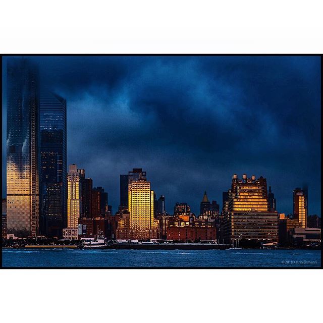 KatrinEismann's tweet photo. Golden glimmers tumble towards blues. .
.
.
#sonyalpha #sonycamera #a7riii #24105f4l #nycskyline #hudsonyards #starrettlehigh #nycsunset #stormiscoming #weatherischanging #hudsonriver #katrineismann #sonyartisanofimagery #weehawkenwaterfront https://t.co/KofP1X8MUS https://t.co/kFo61XCmi1