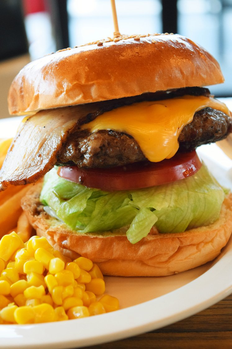 ニコンちゃん ボリューム満点 ハンバーガー 美味しそう ๑ ڡ ๑ 料理写真 は思い切って一番おいしそう なところに ググッと寄って切り取ってみよー この2枚比べると 縦位置で真横からハンバーガーに寄った写真の方がシズル感が伝わるよ 絞り優先