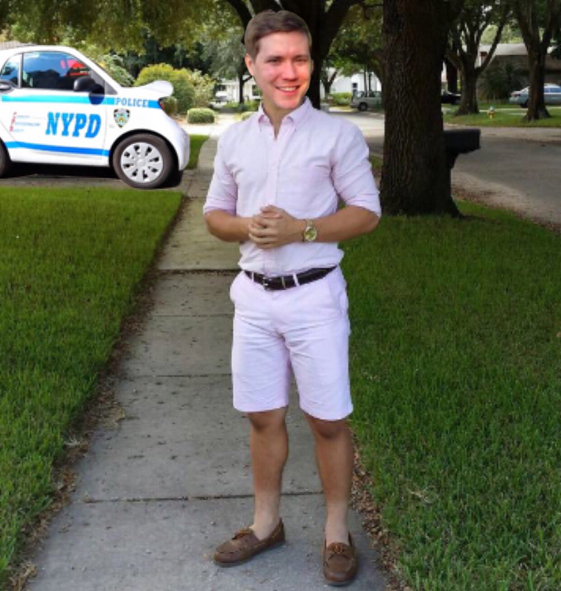 EvilBolen's tweet photo. @WRBolen @micahwiener @RossBolenPod 

When I smell weed in the bathroom after my roommate walks out and he asks why the cops are at the front door. https://t.co/EuDFV9P5ya