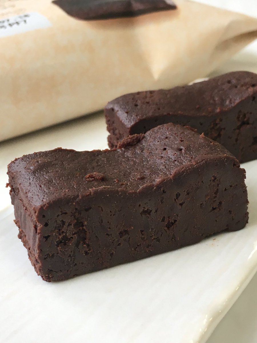 chocokuncom's tweet photo. セブンイレブンの
「濃厚くちどけのガトーショコラ」
を是非食べて欲しい。
ねっとりなめらかな口当たりから広がる味わいは濃厚という言葉だけで終わりません。凝縮されたチョコレートの甘み、苦味、コクがゆっくりと脳内に染み渡ります。

#ドリームセブンスイーツアンバサダー https://t.co/fWfpB9ZjmD