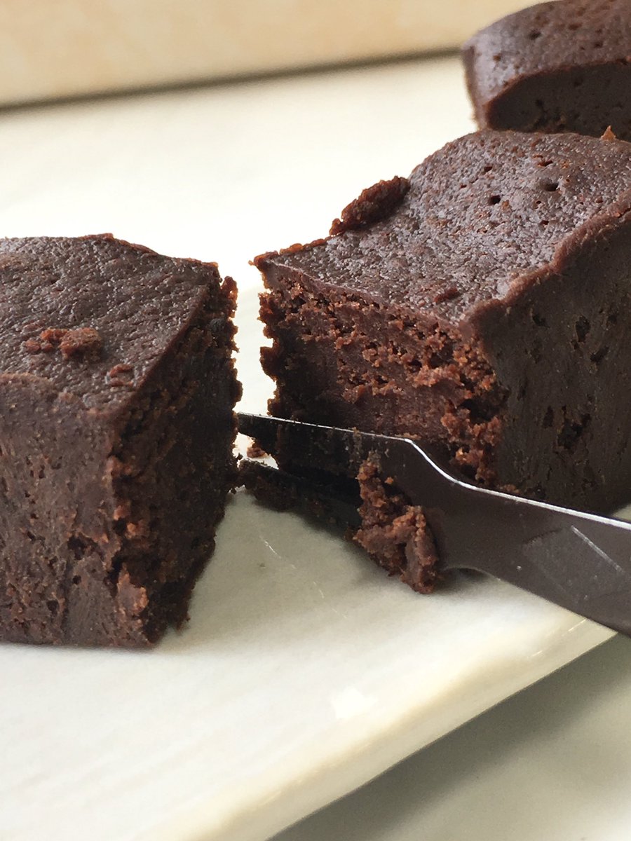 chocokuncom's tweet photo. セブンイレブンの
「濃厚くちどけのガトーショコラ」
を是非食べて欲しい。
ねっとりなめらかな口当たりから広がる味わいは濃厚という言葉だけで終わりません。凝縮されたチョコレートの甘み、苦味、コクがゆっくりと脳内に染み渡ります。

#ドリームセブンスイーツアンバサダー https://t.co/fWfpB9ZjmD