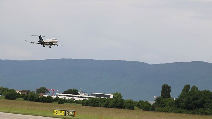 aeroclix's tweet image. Embraer Legacy 450 landing in GenevaThe  #Embraer  #Legacy450 sets transatlantic speed record between the US and Europe. Learn more: goo.gl/tbKLGE

Source  aeroclix.com/oem/embraer-le…