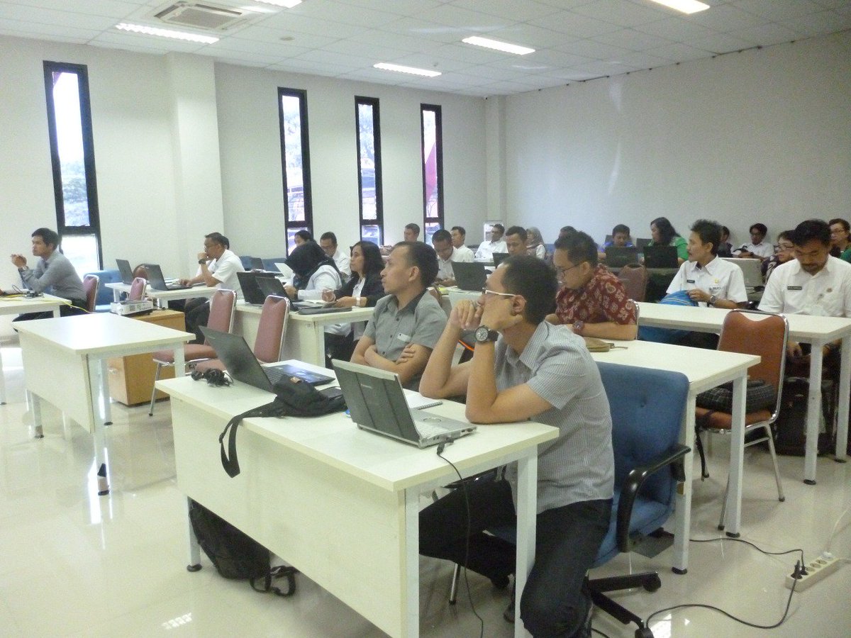 ptik_bppt's tweet photo. Pelatihan Simral modul perencanaan untuk Kab. Bogor dan Kota Menado di Puspiptek Serpong , tgl 30-31 Mei 2018, yang diikuti oleh Staff BAPPEDA, KOMINFO dan BPKAD #simral #TeknologiuntukNegeri #inovasiBppt #ptikbppt #5windubppt @TIEM_BPPT @BPPT_RI https://t.co/FBMrmTa0wL