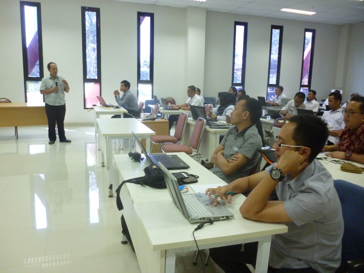 ptik_bppt's tweet photo. Pelatihan Simral modul perencanaan untuk Kab. Bogor dan Kota Menado di Puspiptek Serpong , tgl 30-31 Mei 2018, yang diikuti oleh Staff BAPPEDA, KOMINFO dan BPKAD #simral #TeknologiuntukNegeri #inovasiBppt #ptikbppt #5windubppt @TIEM_BPPT @BPPT_RI https://t.co/FBMrmTa0wL