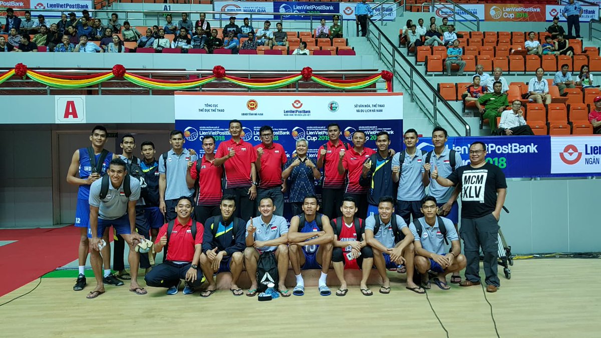 IndonesiaHanoi's tweet image. Suporter KBRI Hanoi yang dipimpin langsung oleh #DubesRI, @IbnuHadi_ID menyambut gembira kemenangan Tim Voli Putra ata Tim Volley China dengan score 3:2 dalam kompetisi  International Men’s Volleyball Tournament Lienvietpostbank Cup 2018 di Provinsi Ha Nam. (29/5/2018)