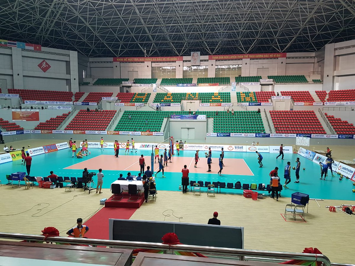 IndonesiaHanoi's tweet image. Suporter KBRI Hanoi yang dipimpin langsung oleh #DubesRI, @IbnuHadi_ID menyambut gembira kemenangan Tim Voli Putra ata Tim Volley China dengan score 3:2 dalam kompetisi  International Men’s Volleyball Tournament Lienvietpostbank Cup 2018 di Provinsi Ha Nam. (29/5/2018)