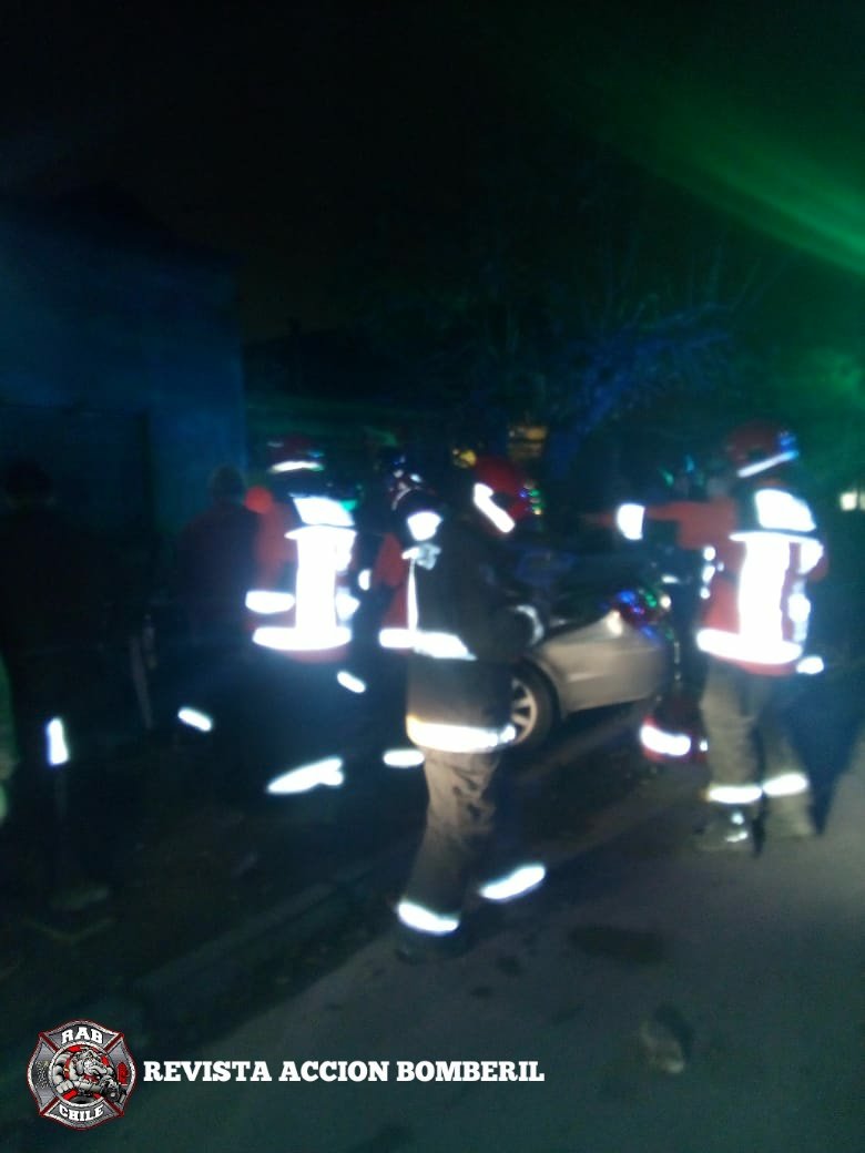RABCHILE's tweet photo. #Imágenes del 10-4-1 (Rescate Vehicular) en Brasil esquina Emiliano Figueroa, #SanRamón
#RAB3 en el lugar. Se trata de choque de vehículo particular con árbol. Una persona lesionada la cual se encuentra atrapada. Bomberos realiza trabajos de extrigacion.
#REVISTAACCIONBOMBERIL https://t.co/lCy3Mw3yRv
