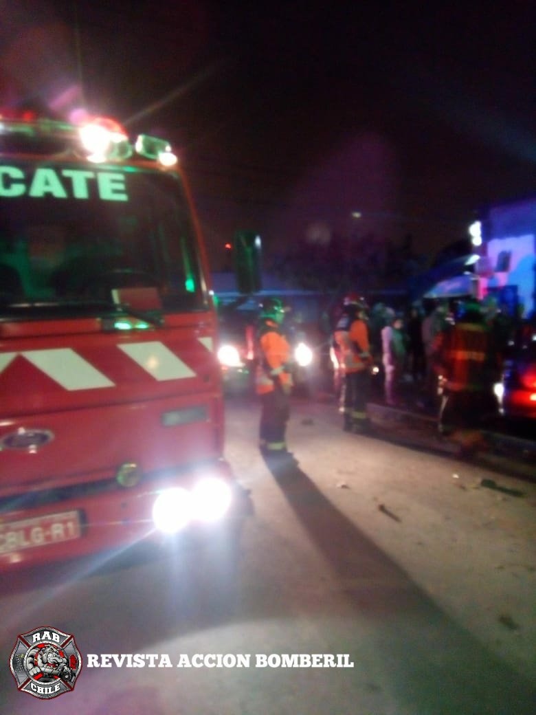 RABCHILE's tweet photo. #Imágenes del 10-4-1 (Rescate Vehicular) en Brasil esquina Emiliano Figueroa, #SanRamón
#RAB3 en el lugar. Se trata de choque de vehículo particular con árbol. Una persona lesionada la cual se encuentra atrapada. Bomberos realiza trabajos de extrigacion.
#REVISTAACCIONBOMBERIL https://t.co/lCy3Mw3yRv
